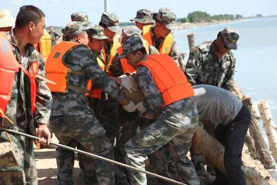 应急管理部紧急调派1500名消防指战员增援安徽抗洪抢险